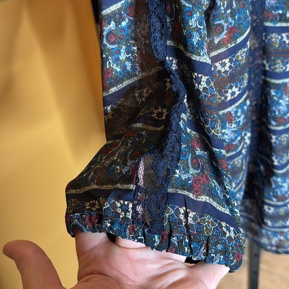 Wallflower Blue Floral Semi Sheer Lace Button Up Blouse Size XL - Picture 3 of 8